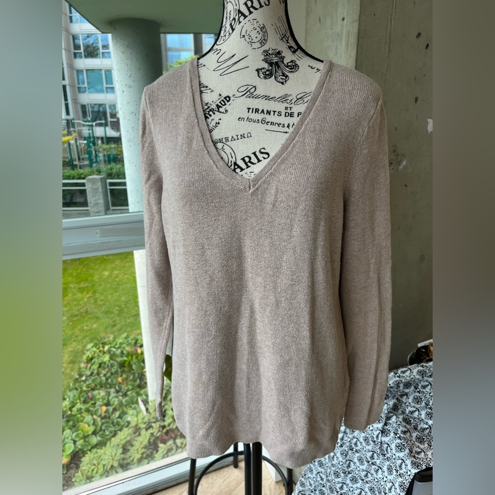 Old Navy Camel Color V neck sweater size Large (373)